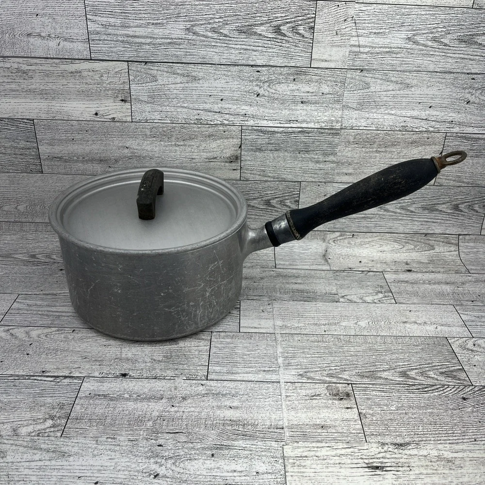 Vintage Wear-Ever Aluminum No. 701 1/2 Pot Sauce‎ Pan Wooden Handle Lid 1.5 QT